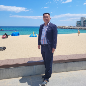 Si Jong Kim at the beach