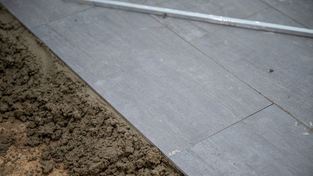 使用 ND-165 強除油清潔劑,去除花崗岩瓷磚上的油脂和頑固污垢